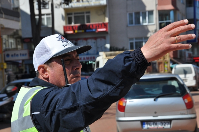 10 yıldır aynı kavşakta trafik akışını sağlıyor